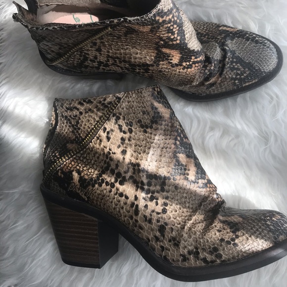 BLOWFISH SENACA ANKLE BOOT - never worn! - Picture 2 of 8